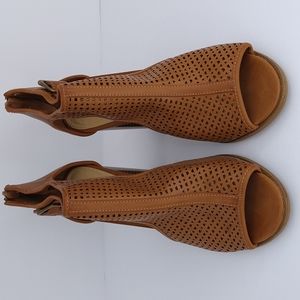 Metaphor Brown Sandals Size: 9